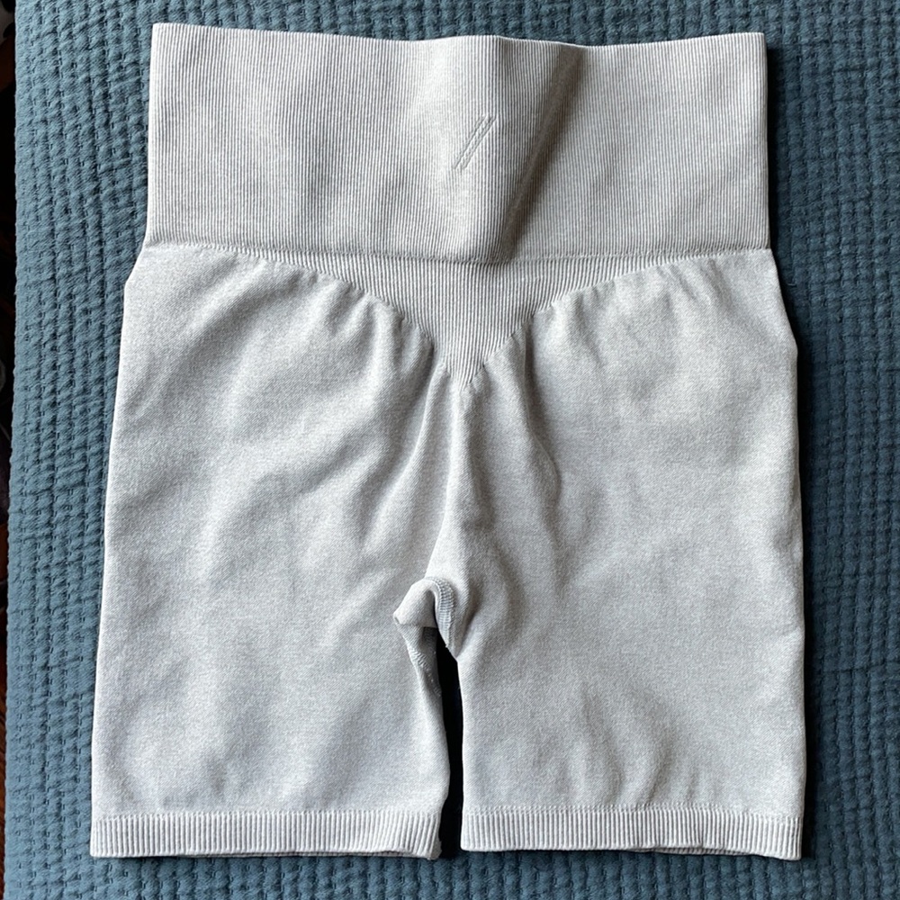 TALA Hosta Shorts - Light Grey